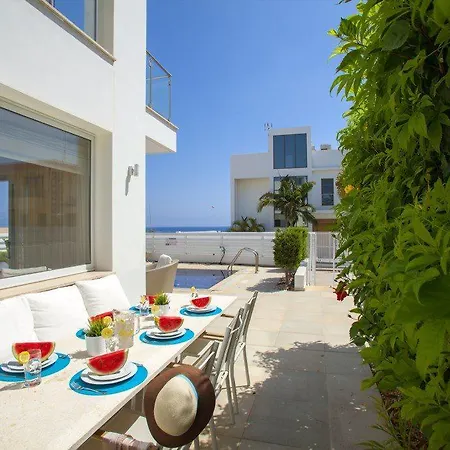 Your Stunning With Sea Views 25 *